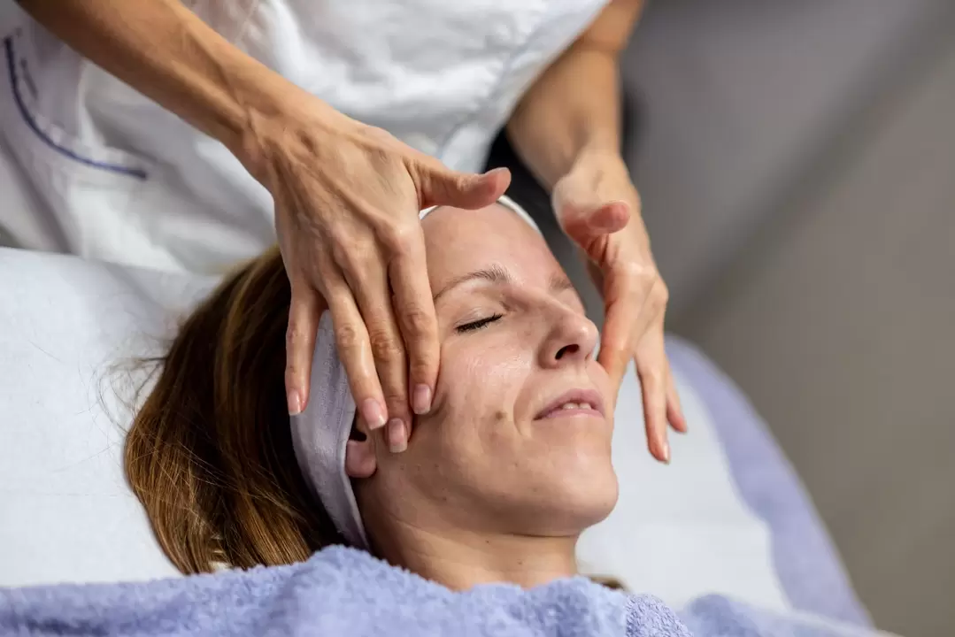 Kosmetologas, atsižvelgdamas į odos būklę, nuspręs, kokią aparatinę atjauninimo techniką naudoti. 