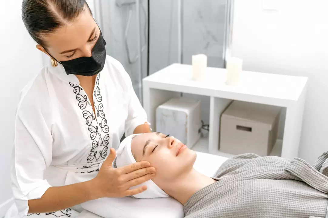 Profesionalus masažas skatina veido odos atsinaujinimą be injekcijų