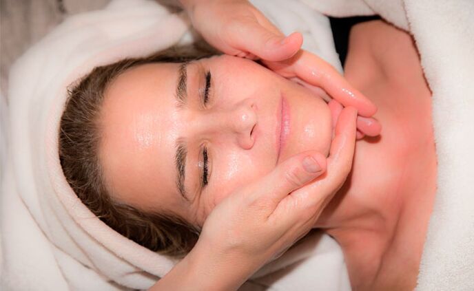 Atjauninantis veido masažas su kosmetiniu aliejumi